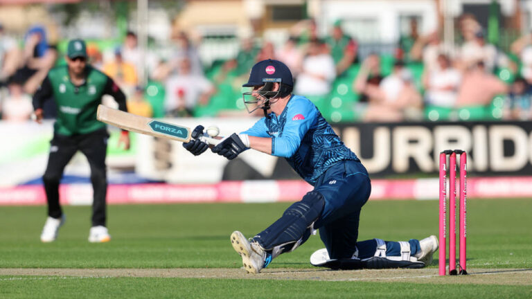 Andersson hits fifty, takes six wickets as Derbyshire romp home – مارٹن اینڈرسن کا شاندار آل راؤنڈ کھیل: ڈربی شائر کی وائٹلٹی بلاسٹ میں پہلی جیت