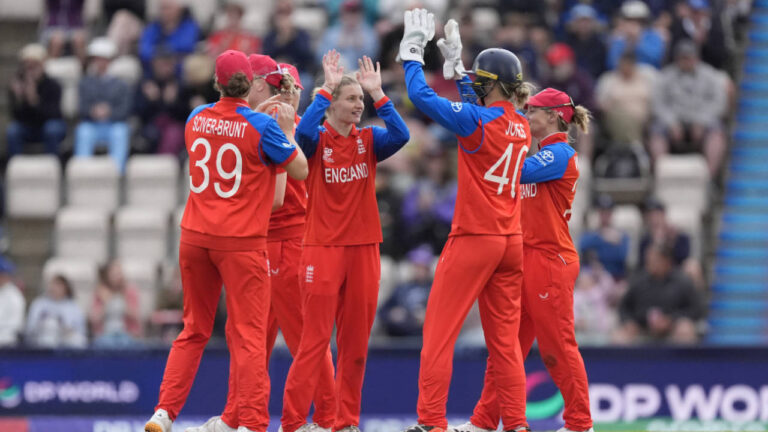 Ecclestone: ‘Dean a great captain, everyone feels calm under her’ – ایکلسٹون: ‘ڈین ایک بہترین کپتان ہیں، ہر کوئی ان کی قیادت میں پرسکون محسوس کرتا ہے’ – انگلینڈ ویمن کرکٹ میں قیادت کا نیا دور